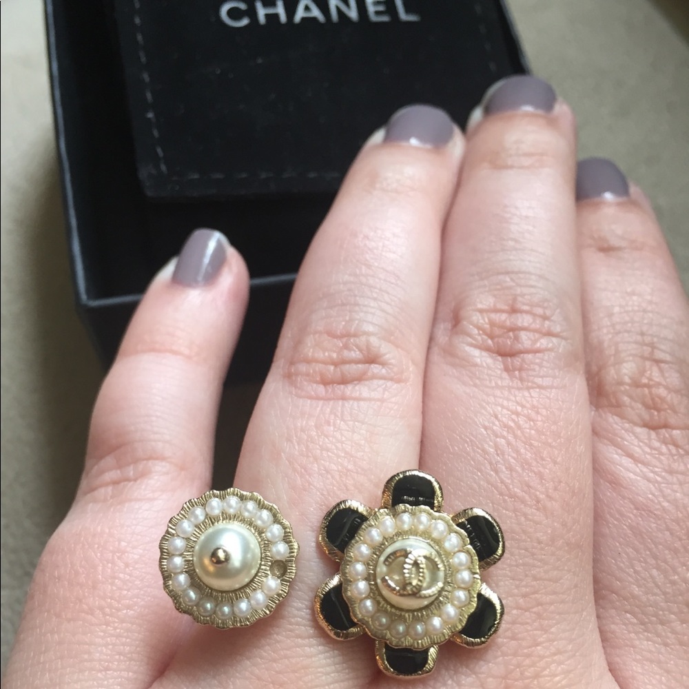 Authentic Chanel Flower pearl open ring with logo - Picture 3 of 8